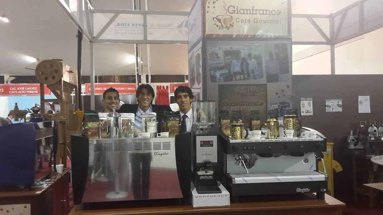 Presentación de maquinaria en feria del café