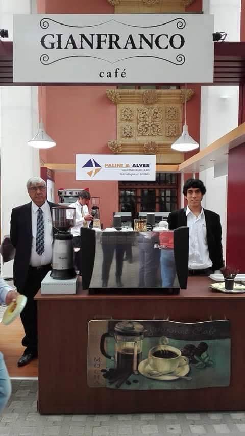 Demostración de equipos en feria del café