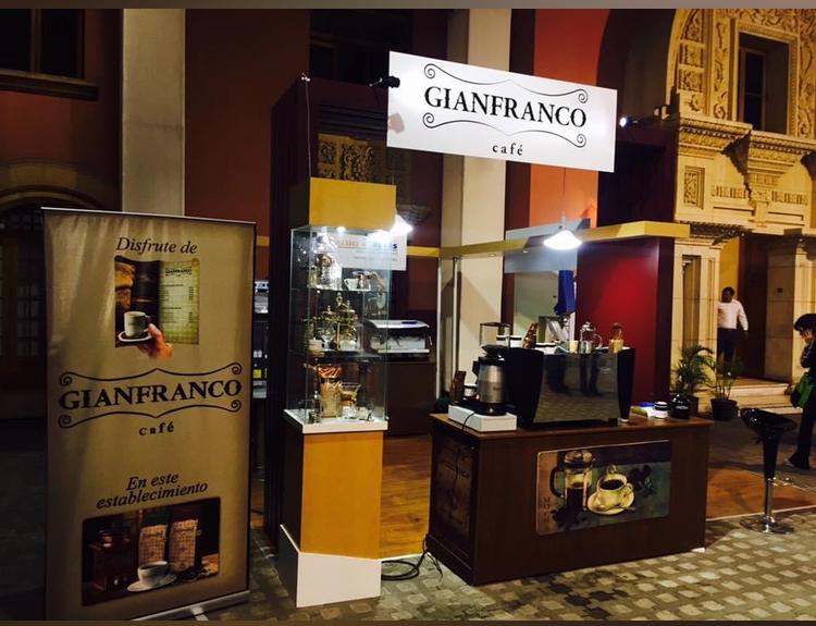 Ambiente de feria del café con visitantes